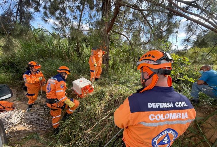 Varias técnicas han utilizado los integrantes de la Defensa Civil para el rescate del perro en la Mesa de los Santos.