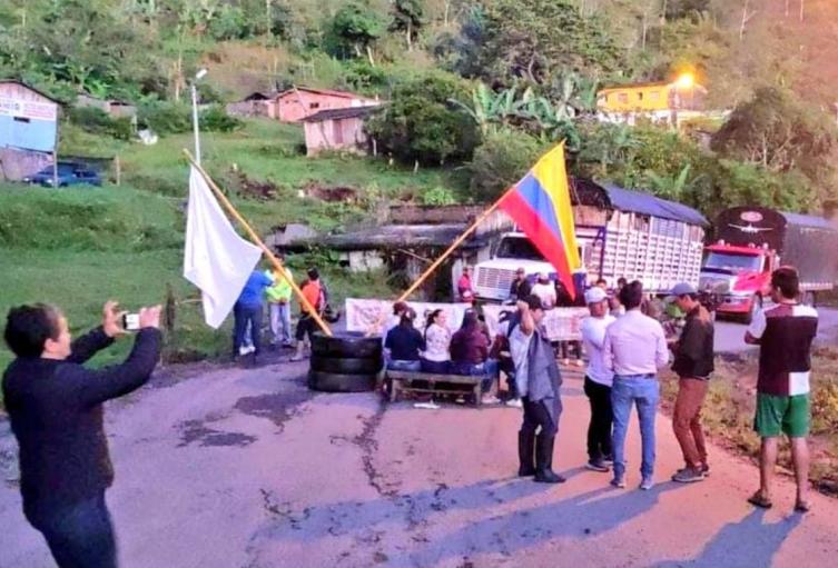 Bloqueo vial en la Transversal del Carare (imagen de referencia)