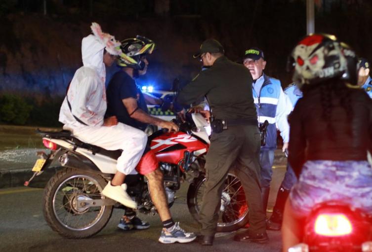 Las caravanas de motociclistas vistieron la noche de terror.  