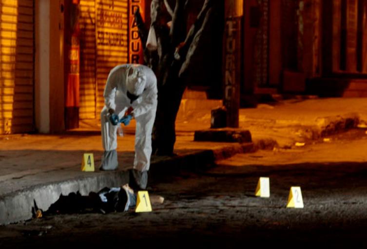 El segundo hecho violento ocurrió en la madrugada de este domingo 1 de diciembre, alrededor de las 5:00 a.m., en la calle 24 con avenida 3 del barrio San Rafael, donde fueron asesinadas dos personas. De acuerdo con el informe de las autoridades, dos hombres que se movilizaban en una motocicleta llegaron al lugar donde estaban las víctimas y les dispararon en repetidas ocasiones. Aunque inicialmente resultaron heridos, ambos fallecieron posteriormente en el hospital. En la última semana, se han registrado