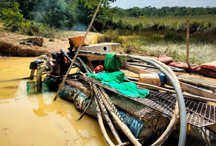 Las autoridades desmantelaron tres minas ilegales y neutralizaron el equipo utilizado en la extracción ilícita de minerales.