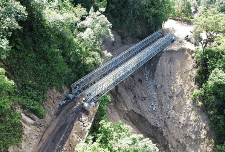 El paso por este puente militar esta habilitado para vehículos livianos.