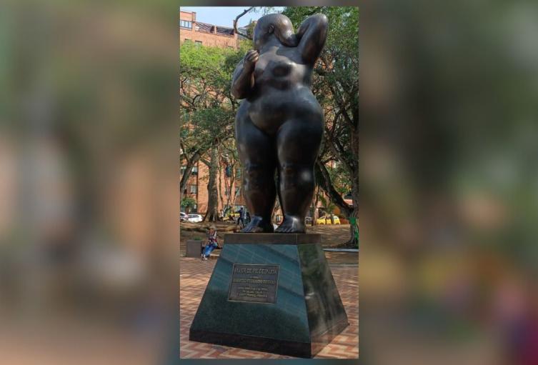 Una de las obras que ha sido objeto de ataques es la escultura 'La mujer de pie desnuda'