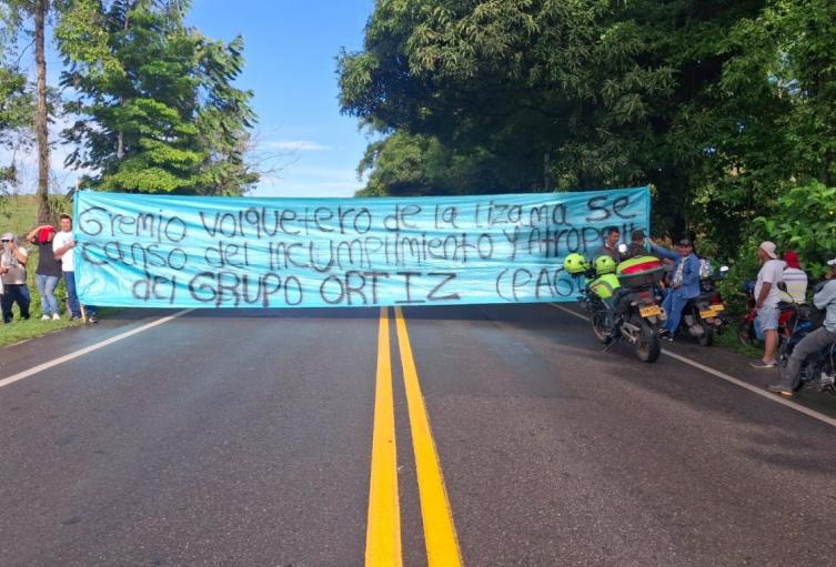 Protesta en la vía Bucaramanga - Barrancabermeja por gremio de volqueteros