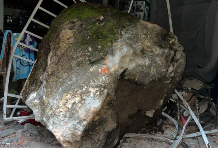 Roca gigante ingresó a una vivienda en San Gil