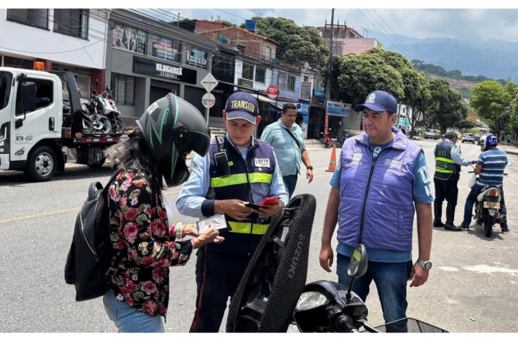 Director de Tránsito habría tratado de impedir la inmovilización de un vehículo de un familiar.