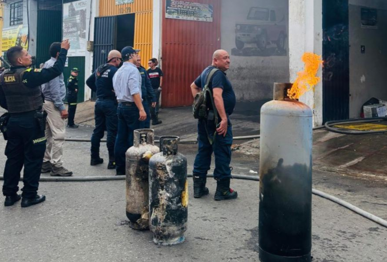Cuerpo de Bomberos logró controlar grave incendio en bodega. 