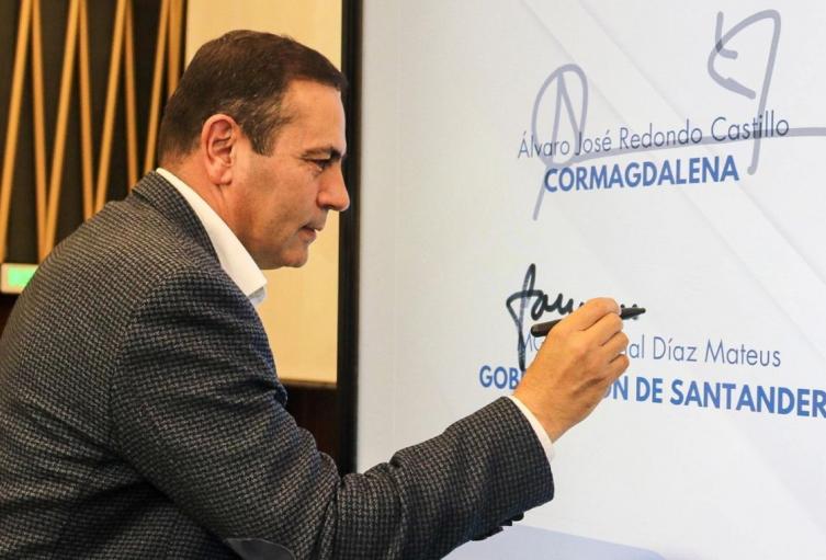 El Gobernador de Santander firmó un convenio con Cormagdalena