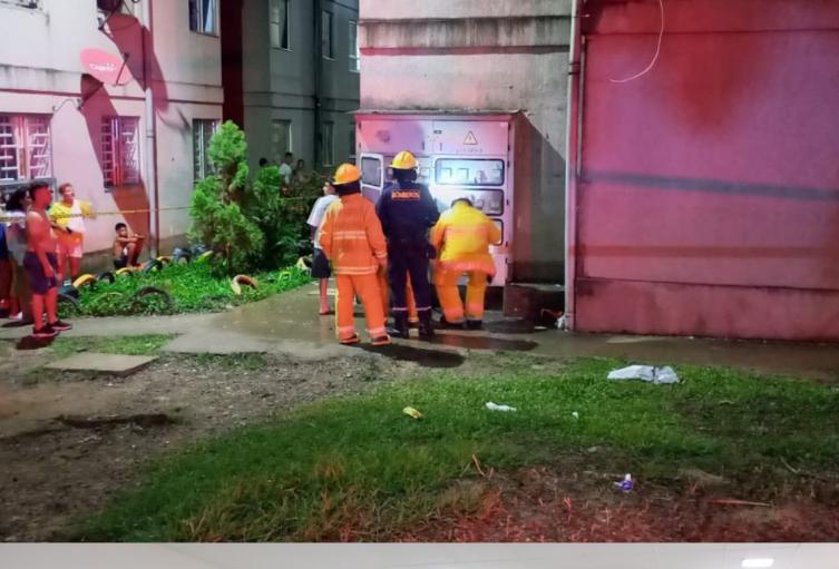 El cuerpo de la mujer estaba en el baño y el del hombre en la sala del apartamento.