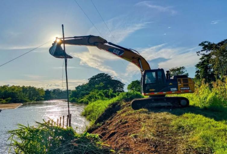 Labores de prevención a la orilla del río Magdalena en Puerto Wilches