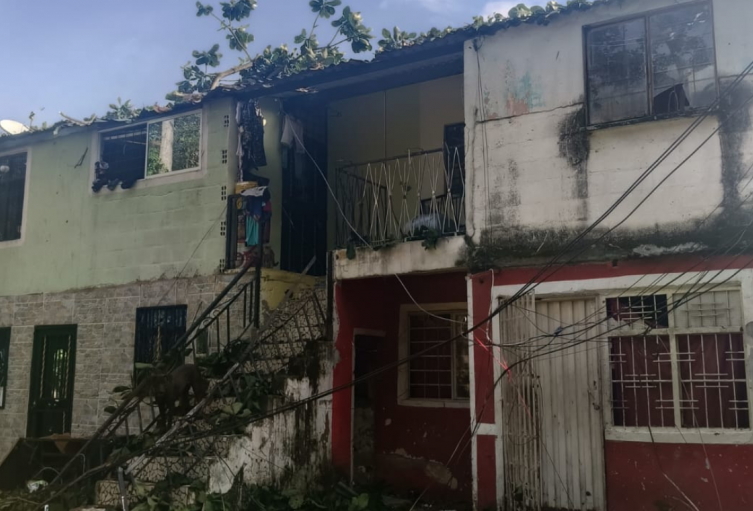 Las principales afectaciones tras la fuerte tormenta se registraron en viviendas que quedaron sin techo a causa de los intensos vientos.