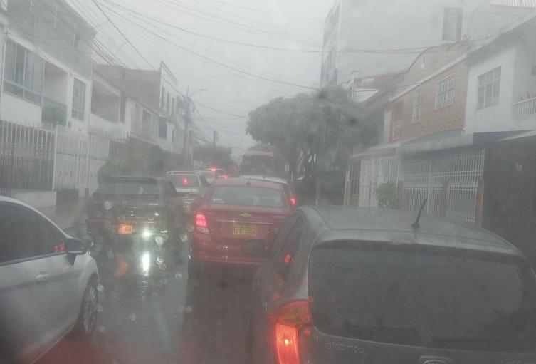 En Bucaramanga las vías colapsaron por el rebose de alcantarillados.