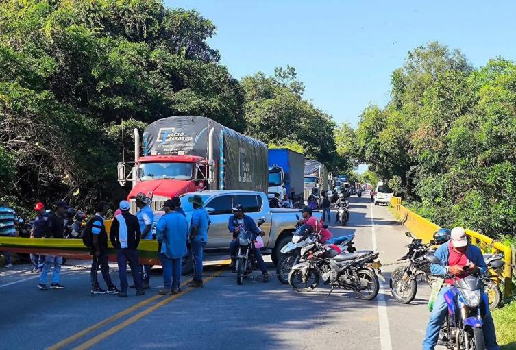 Los manifestantes permitirán el paso vehicular entre las 6 de la tarde y las 6 de la mañana.