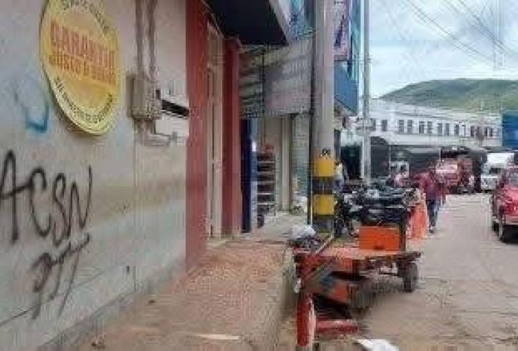 Autodefensas Gaitanistas de la Sierra Nevada, en el sector conocido como el mercado público en Ocaña 