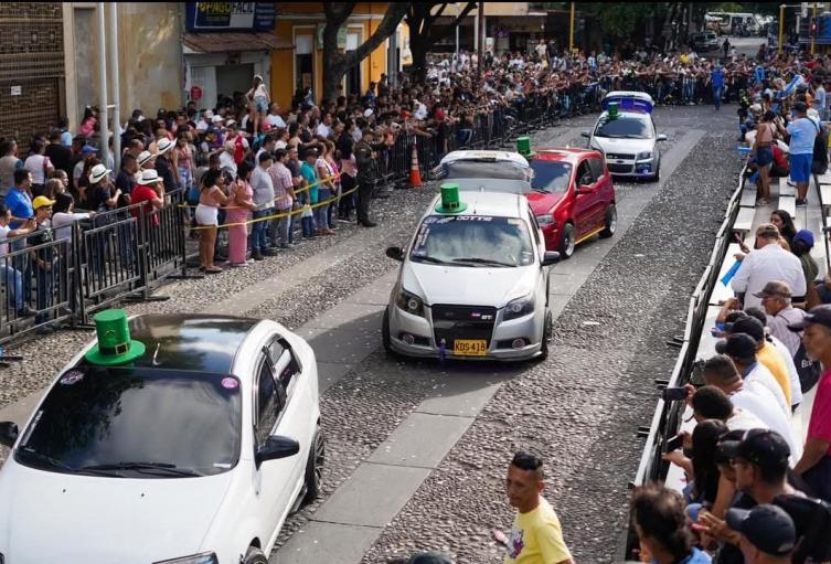 Desfile de carros antiguos en las ferias de Cúcuta