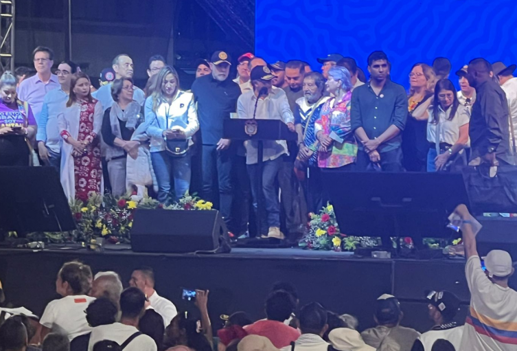 El presidente llegó a Bucaramanga para entregar los primeros bonos de "Colombia Mayor al Pilar Solidario".