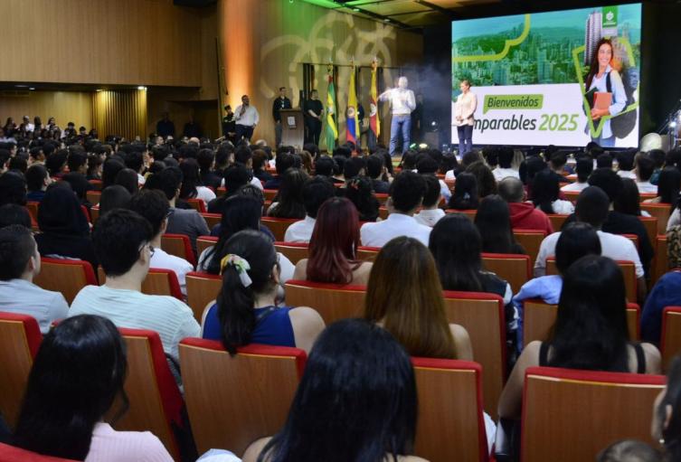 Estudiantes en el auditorio de la Unab