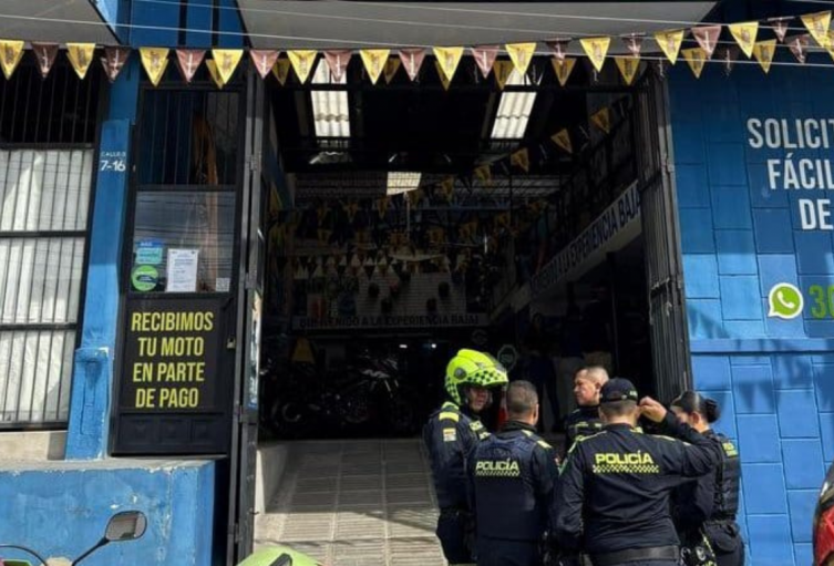 El establecimiento comercial contra el que fue lanzado el artefacto se dedica a la venta de motocicletas.