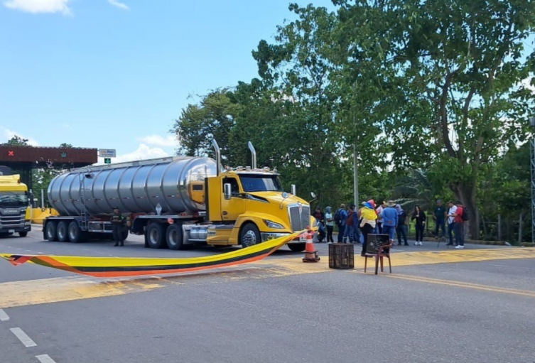 Transportadores bloquean el peaje La Gómez, en Sabana de Torres, en protesta por el despido de 32 trabajadores del proyecto Troncal del Magdalena 2.
