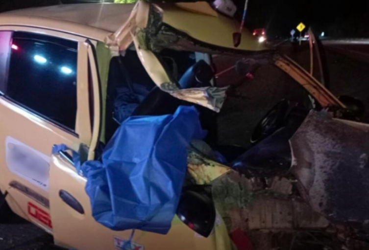 La víctima fatal fue identificada como Harly Arenas, de 27 años, quien murió de manera inmediata tras el impacto.