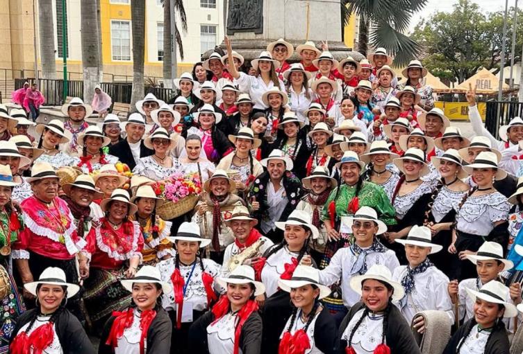 Artistas que participaron del Trobellinódromo en la Feria Bonita