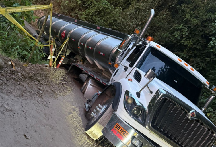 La situación obligó a las autoridades a cerrar totalmente el paso por el corredor vial.