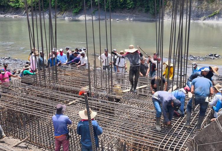 Instalación puente militar en La Paz (Santander) Instalación puente militar en La Paz (Santander)