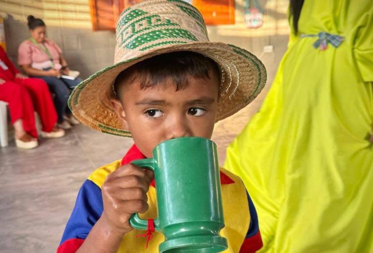 Niño tomando bienestarina Niño tomando bienestarina