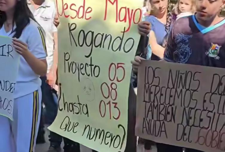 Protesta frente a la Alcaldía de San Gil