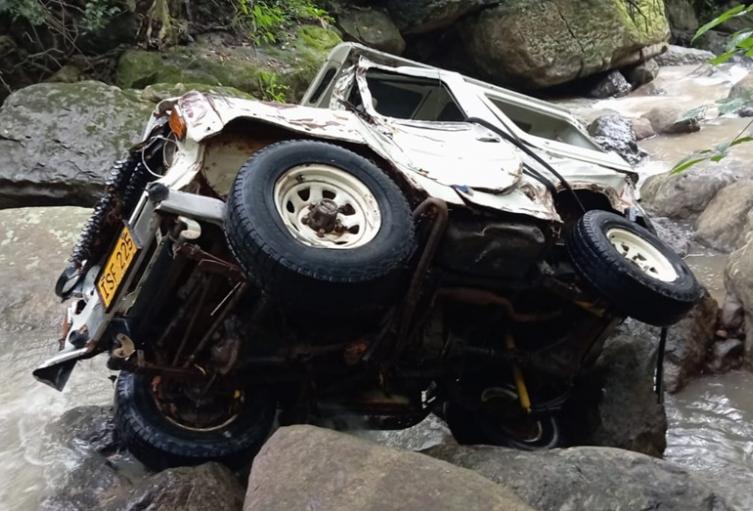 Una creciente súbita en la quebrada Oroco cerca de Galán, arrastró un vehículo y originó la muerte a los ocupantes.