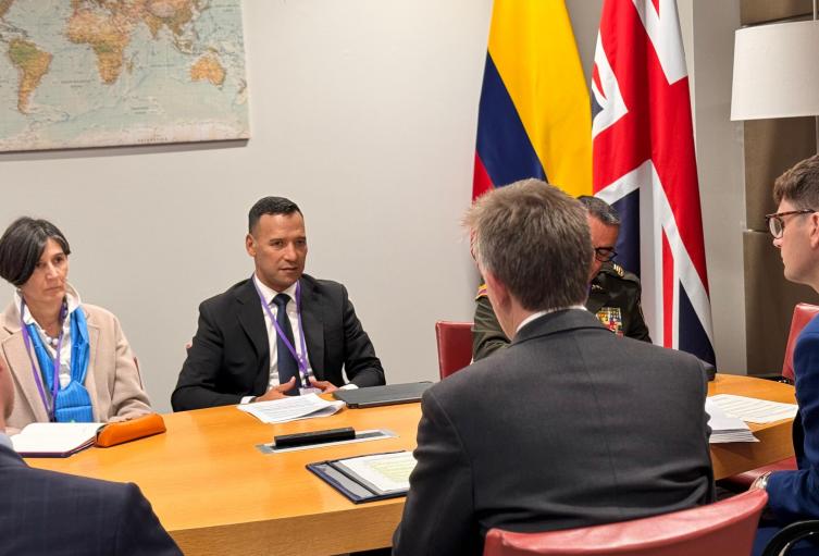Imagen del ministro de Defensa, Pedro Sánchez, en medio de una reunión con representantes de Reino Unido para reforzar la seguridad en Colombia.
