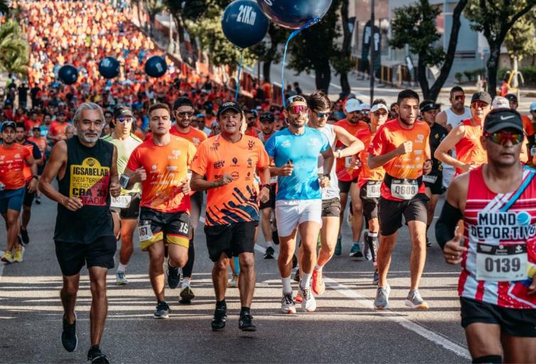 Arrancó la Media Maratón FCV 2025 en Bucaramanga con más de 3.000 atletas en acción y cierres en puntos clave.