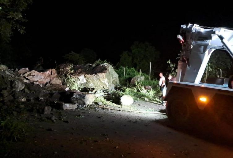 Piedras de gran tamaño tienen cerrada la vía San Gil - El Socorro.