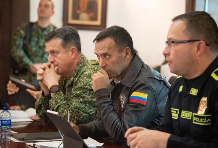 Ministro de Defensa y cúpula militar. 