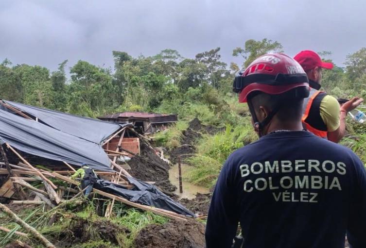Se trata de un gran deslizamiento que destruyó viviendas y varias hectáreas de cultivos.