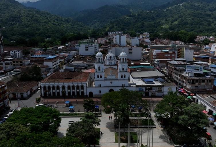 Las autoridades ofrecen recompensa para ubicar a los asesinos.