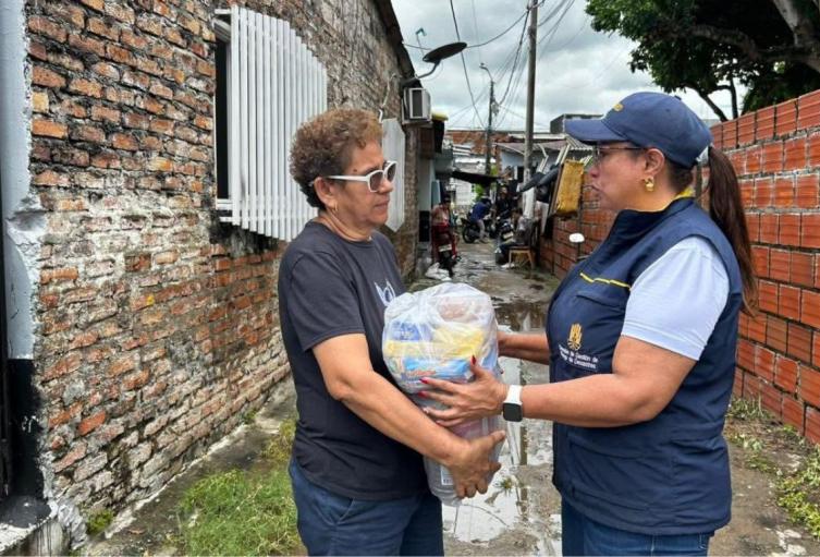 Inició la entrega de ayudas humanitarias a más de 70 familias que resultaron afectadas por inundaciones. 