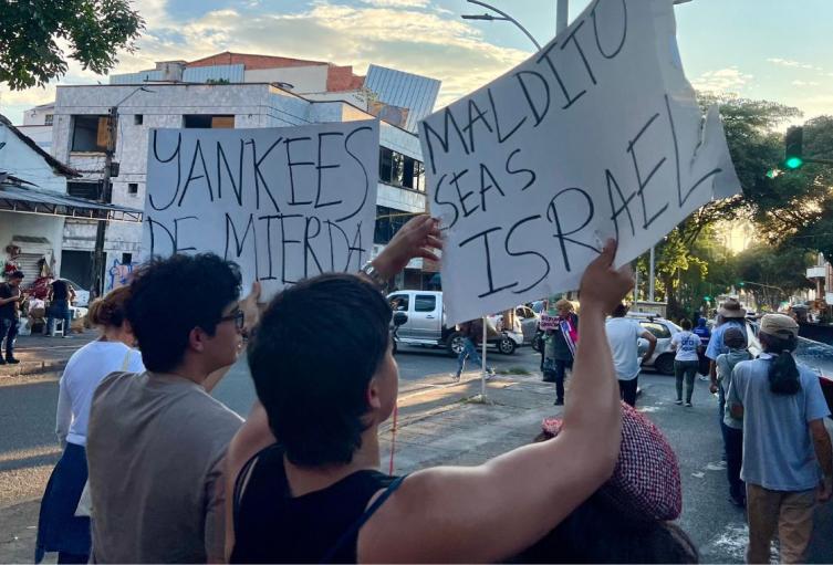 Decenas de personas marcharon por las calles de Bucaramanga en rechazo a la ofensiva israelí sobre Gaza.