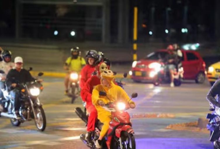 Motociclistas en caravanas de Halloween en Bucaramanga