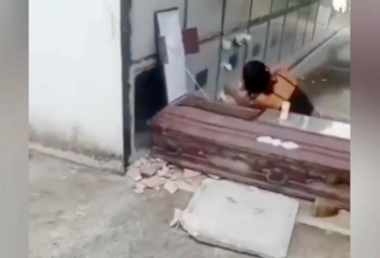 Mujer desenterró a su expareja en Landázuri, Santander Mujer desenterró a su expareja en Landázuri, Santander