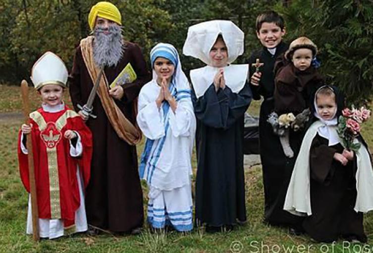 Niños vestidos de Santos