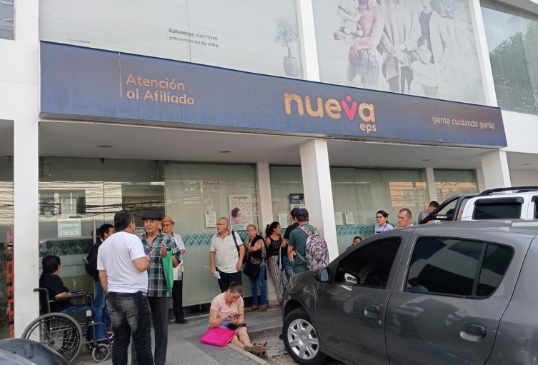 Usuarios a las afueras de sede de la Nueva EPS en Cúcuta 