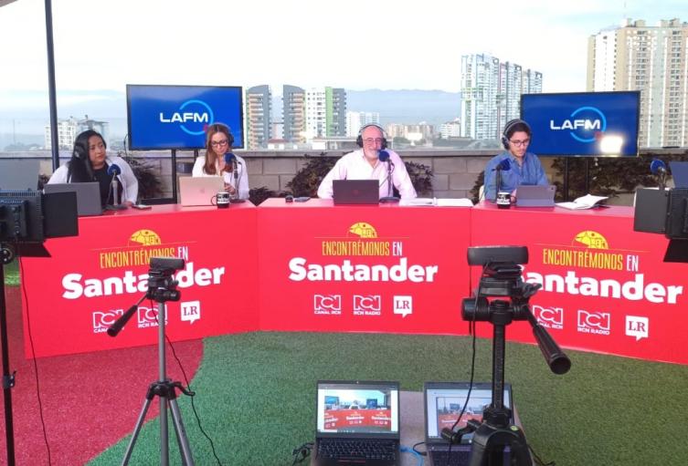 La FM de RCN Radio trasmite desde la Plazoleta de Cajasan.