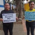 Madres de familia protestan en Bucaramanga por reintegro de docente violador