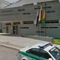 La información indica que una modificación al reglamento para el uso de celular llevó a la protesta.