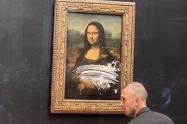 En Louvre, lanzaron un pastel al cuadro de la Mona Lisa
