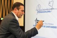 El Gobernador de Santander firmó un convenio con Cormagdalena