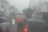 En Bucaramanga las vías colapsaron por el rebose de alcantarillados.