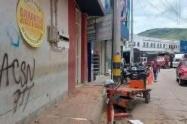 Autodefensas Gaitanistas de la Sierra Nevada, en el sector conocido como el mercado público en Ocaña 