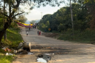 Comunidades mantienen bloqueado el tránsito de vehículos en protesta por el deterioro del corredor vial.